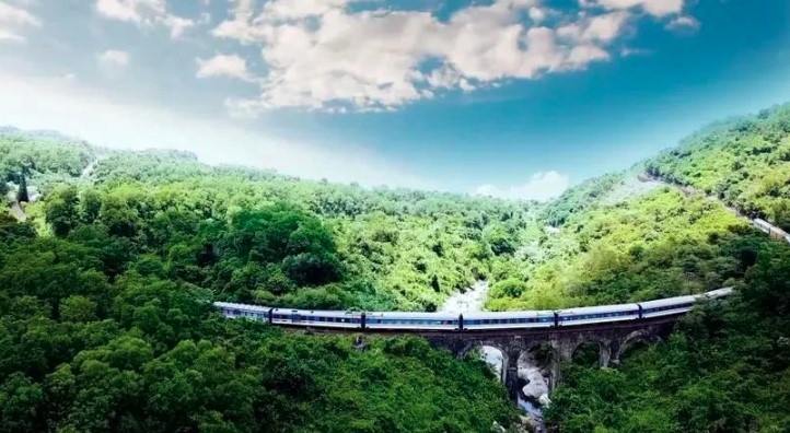 train an attractive choice to tourists on national day holiday picture 1