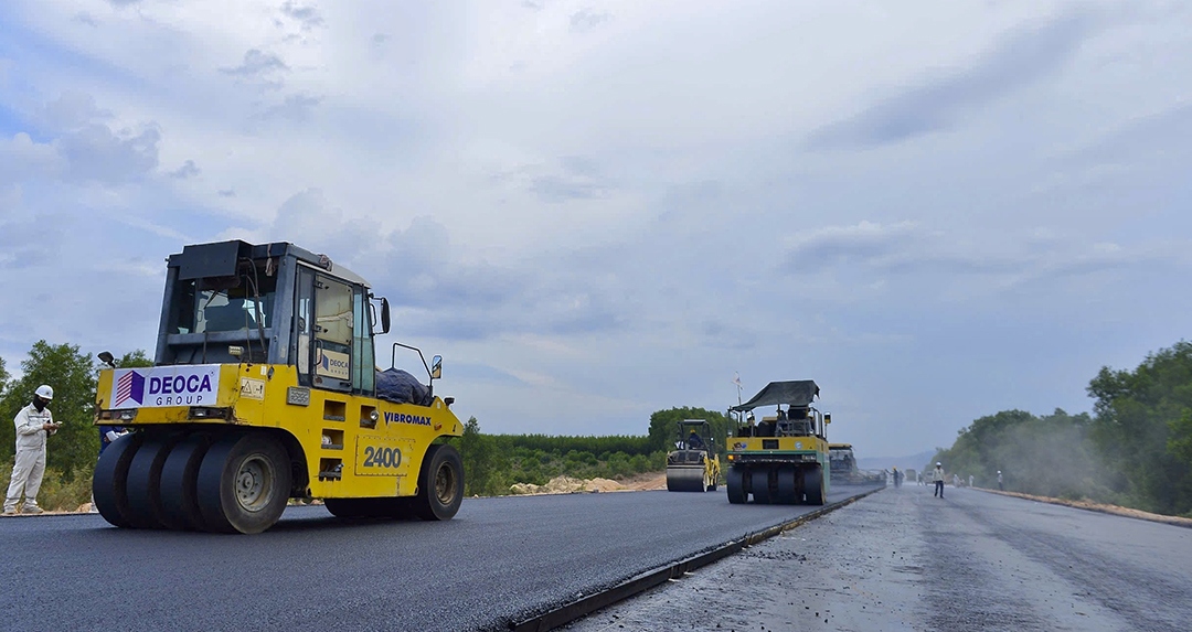 Thảm những mét bê tông nhựa đầu tiên trên cao tốc Bắc Nam đoạn Quảng Ngãi - Hoài Nhơn