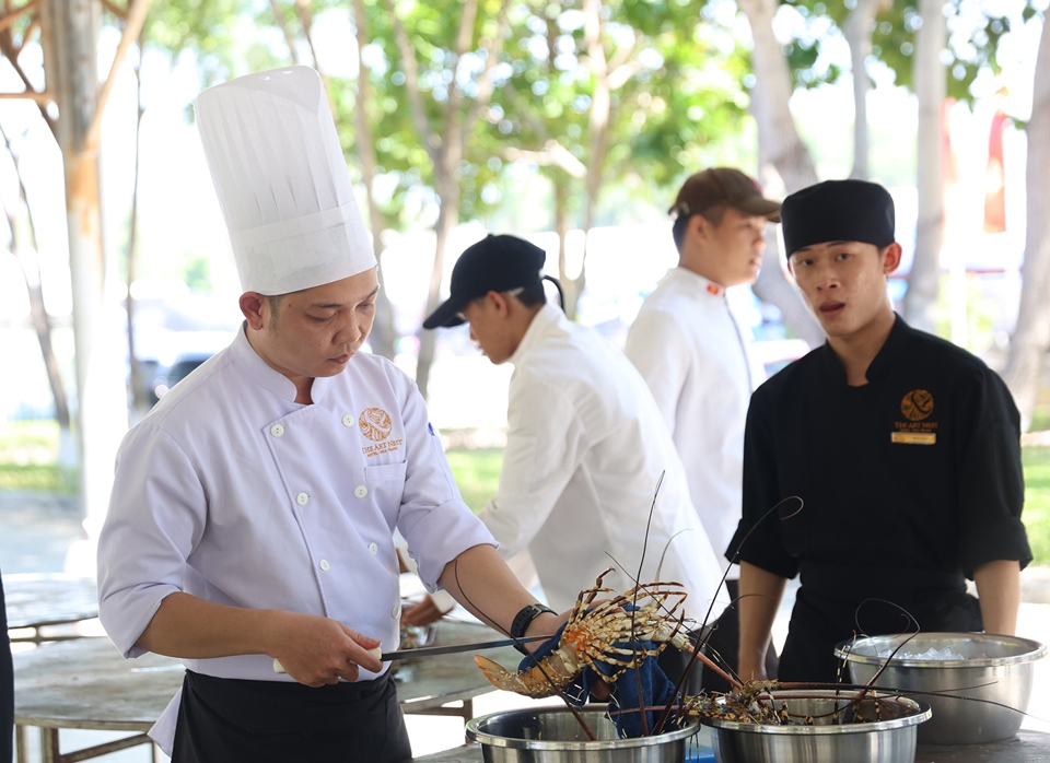 120 dishes made from cam ranh lobster set vietnamese record picture 1