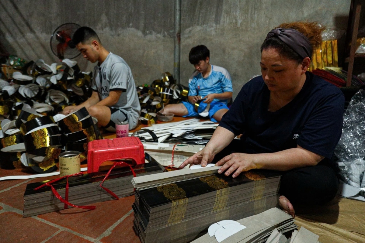 song ho commune busy making paper offerings during vu lan festival picture 6