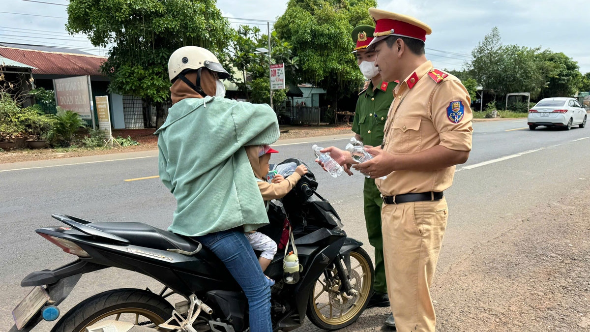 hanh dong nho, y nghia lon cua canh sat giao thong binh phuoc hinh anh 2