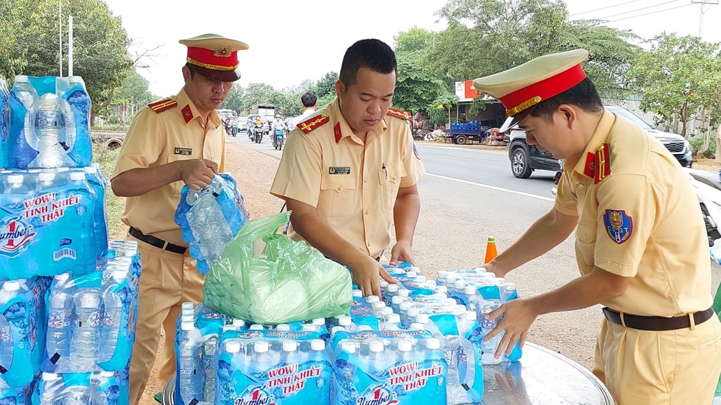 hanh dong nho, y nghia lon cua canh sat giao thong binh phuoc hinh anh 1