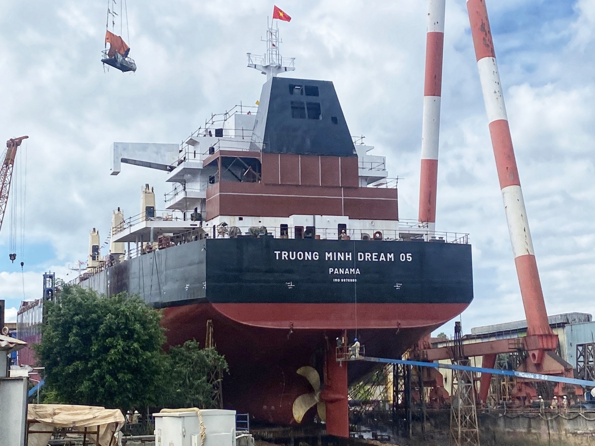 ha thuy tau hang trong tai 45.000 dwt - tu hao ve nang luc dong tau cua viet nam hinh anh 2