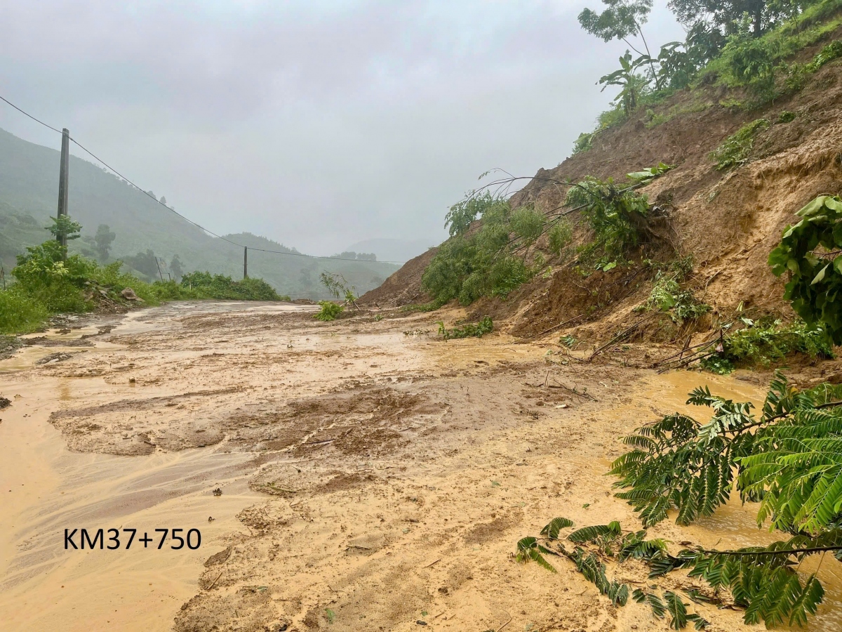 no luc khac phuc, dam bao giao thong tren cac tuyen duong o son la hinh anh 3