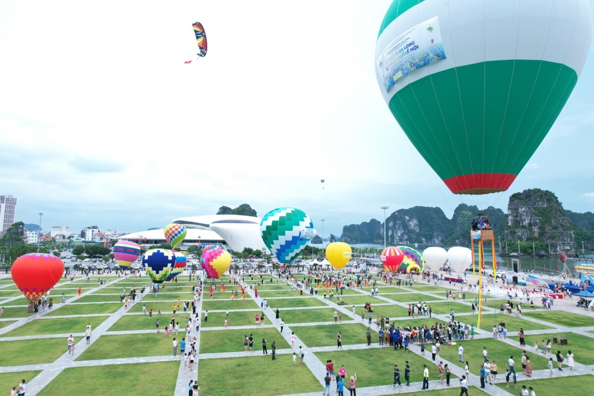 hot air balloon festival marks ha long bay s unesco title recognition picture 1