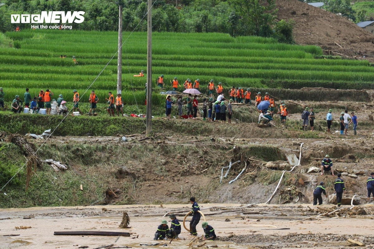 soldiers tirelessly wade through mud in search of flashflood victims picture 1 soldiers tirelessly wade through mud in search of flashflood victims picture 1