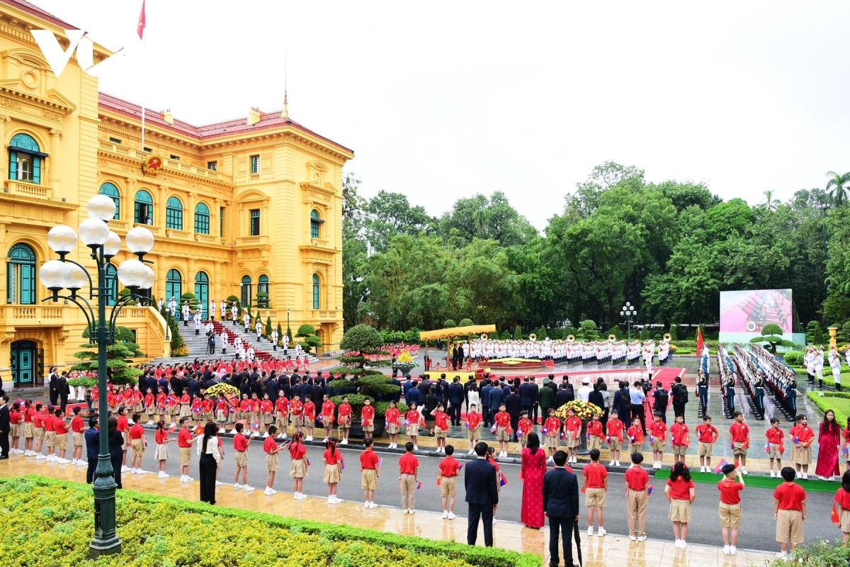 top lao leader thongloun sisoulith warmly welcomed in hanoi on official visit picture 1