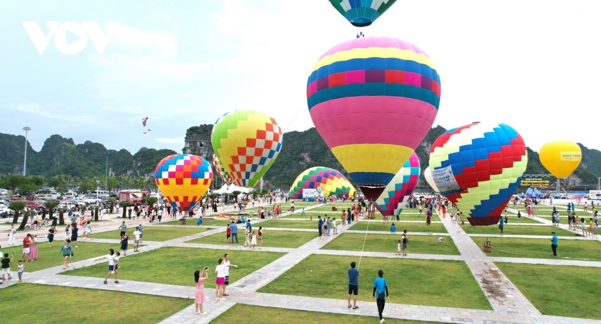 hot air balloon festival marks ha long bay s unesco title recognition picture 10