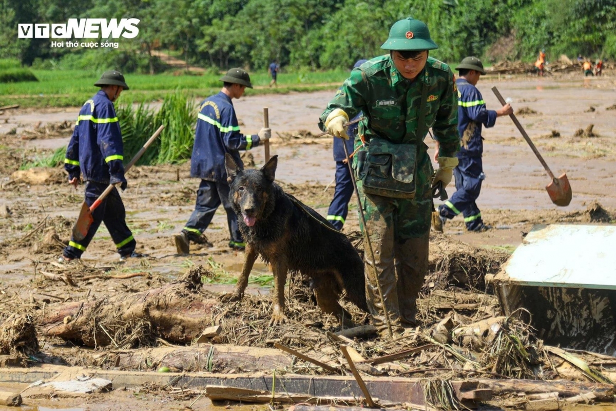 soldiers tirelessly wade through mud in search of flashflood victims picture 11 soldiers tirelessly wade through mud in search of flashflood victims picture 11