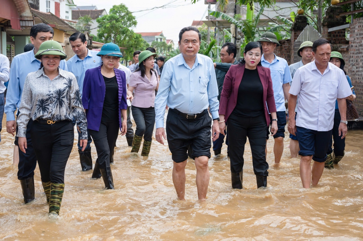 Chủ tịch Quốc hội: "Không để xảy ra tiêu cực trong công tác cứu trợ lụt bão"