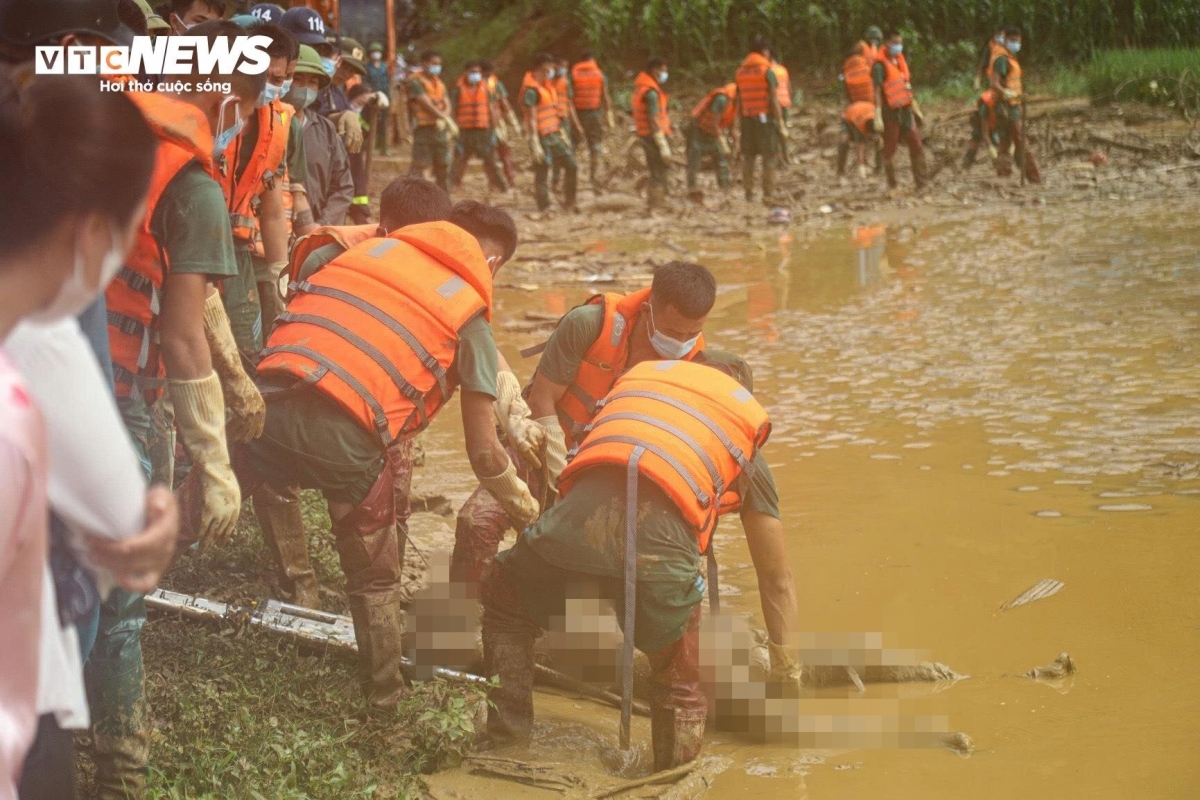 soldiers tirelessly wade through mud in search of flashflood victims picture 12 soldiers tirelessly wade through mud in search of flashflood victims picture 12