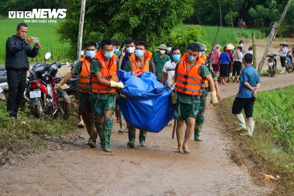 soldiers tirelessly wade through mud in search of flashflood victims picture 13 soldiers tirelessly wade through mud in search of flashflood victims picture 13