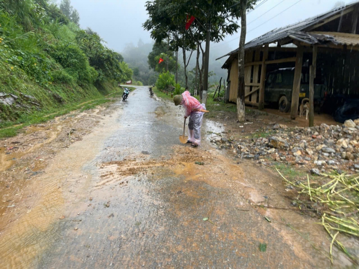 no luc khac phuc, dam bao giao thong tren cac tuyen duong o son la hinh anh 12