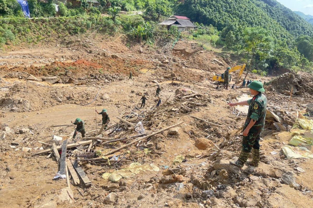 soldiers tirelessly wade through mud in search of flashflood victims picture 17 soldiers tirelessly wade through mud in search of flashflood victims picture 17