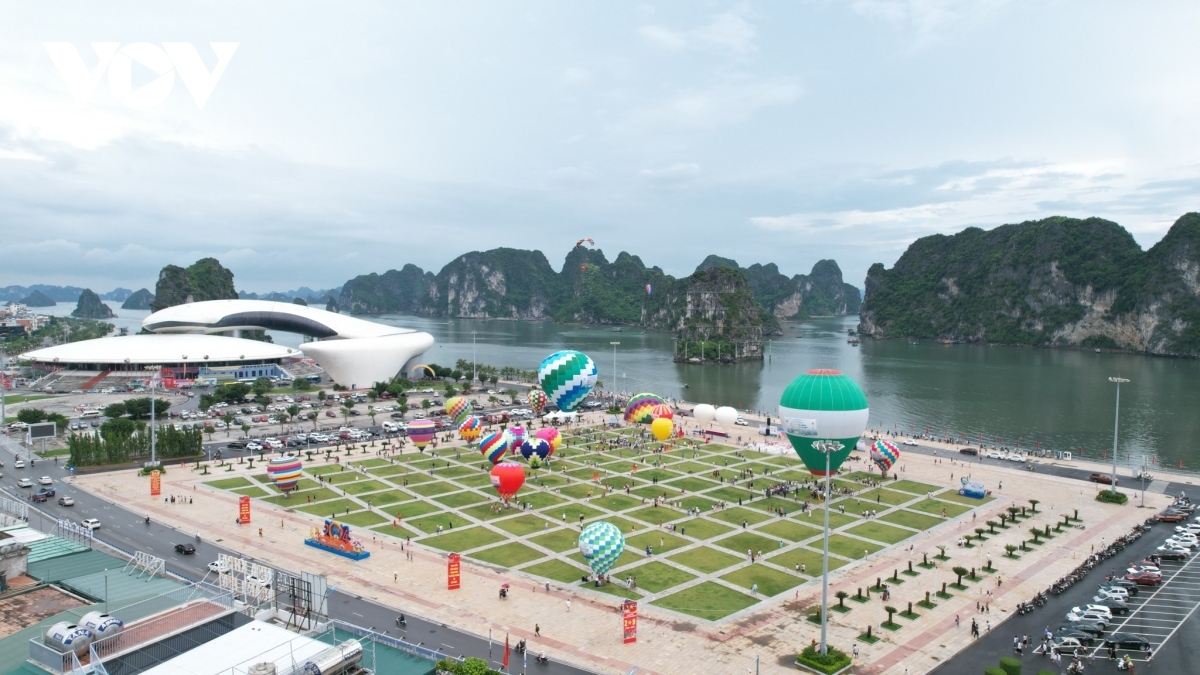 hot air balloon festival marks ha long bay s unesco title recognition picture 2