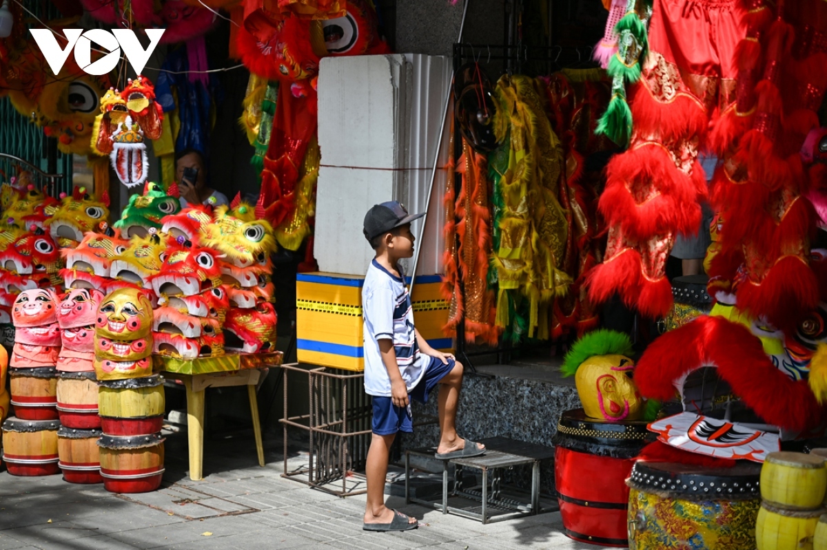 hue toy market rallies for mid-autumn festival 2024 picture 2