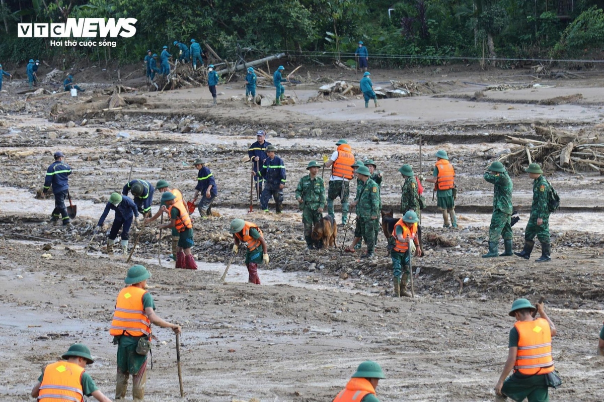 soldiers tirelessly wade through mud in search of flashflood victims picture 2 soldiers tirelessly wade through mud in search of flashflood victims picture 2