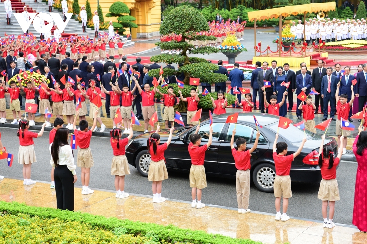 top lao leader thongloun sisoulith warmly welcomed in hanoi on official visit picture 2