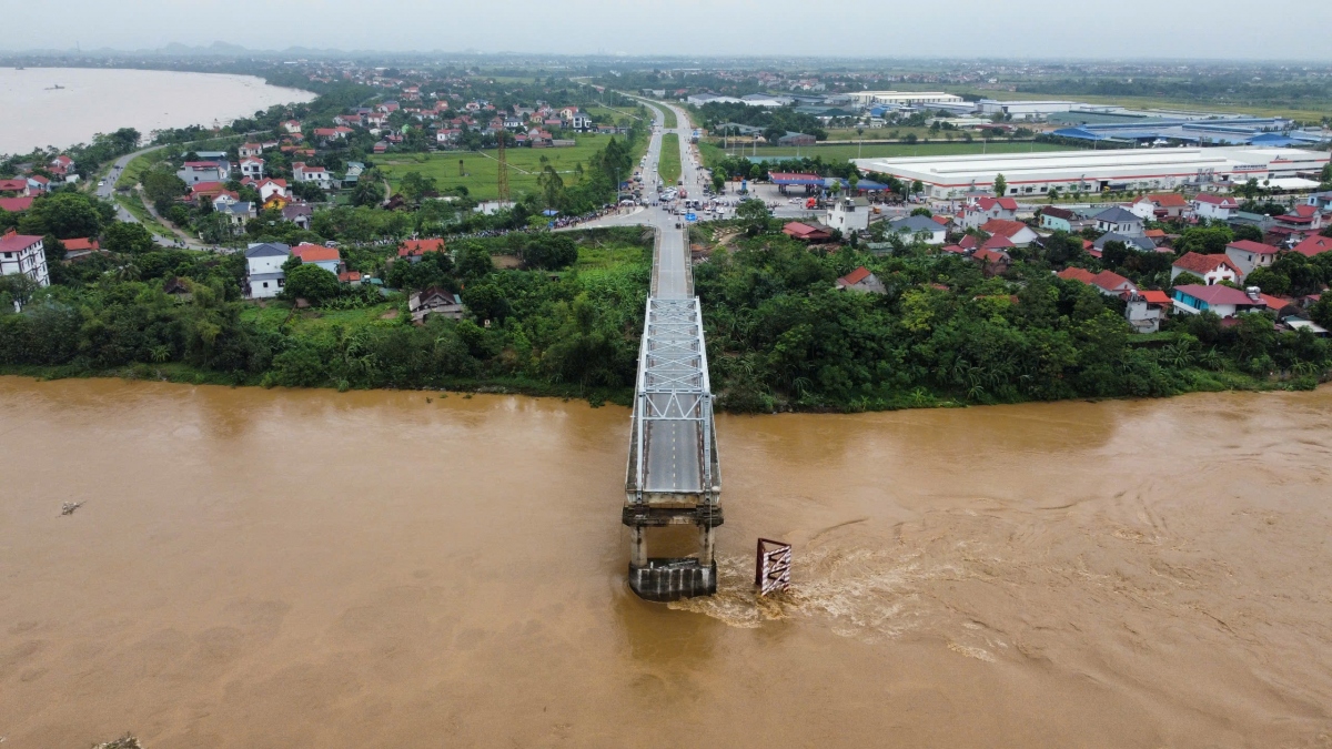 Cập nhật: Sau vụ sập cầu Phong Châu, tạm dừng lưu thông qua cầu Trung Hà