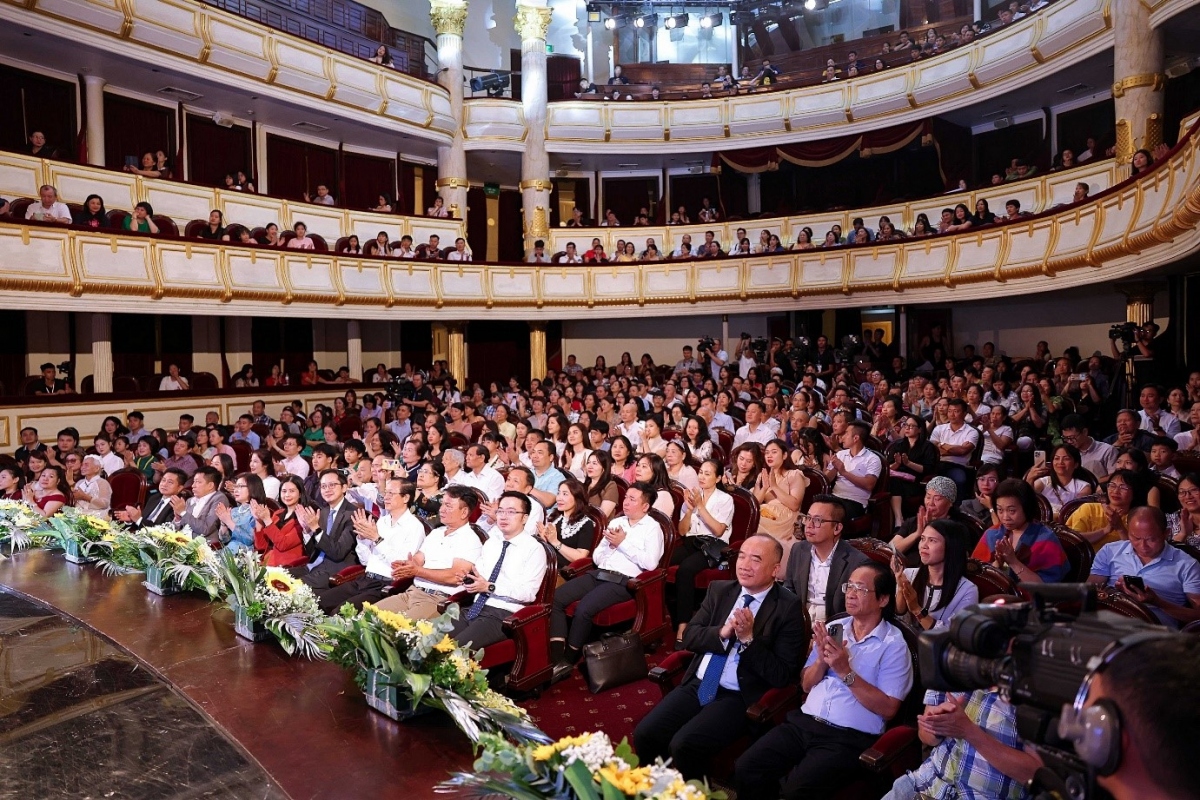 gala tieng viet than thuong loi que huong - loi sat son hinh anh 2