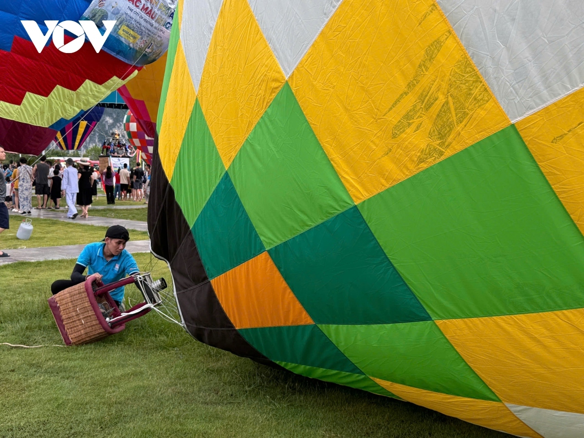 hot air balloon festival marks ha long bay s unesco title recognition picture 3