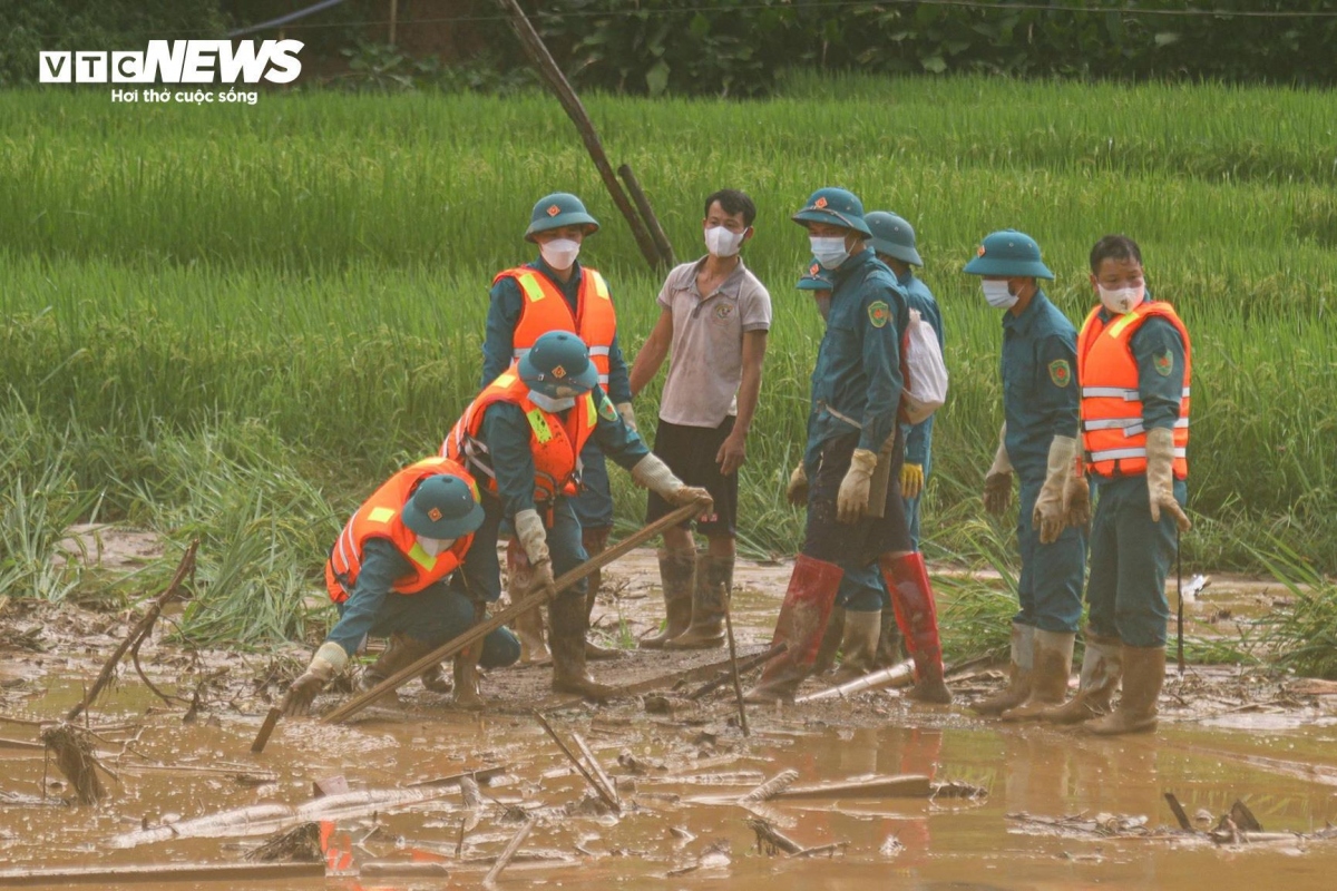 soldiers tirelessly wade through mud in search of flashflood victims picture 3 soldiers tirelessly wade through mud in search of flashflood victims picture 3