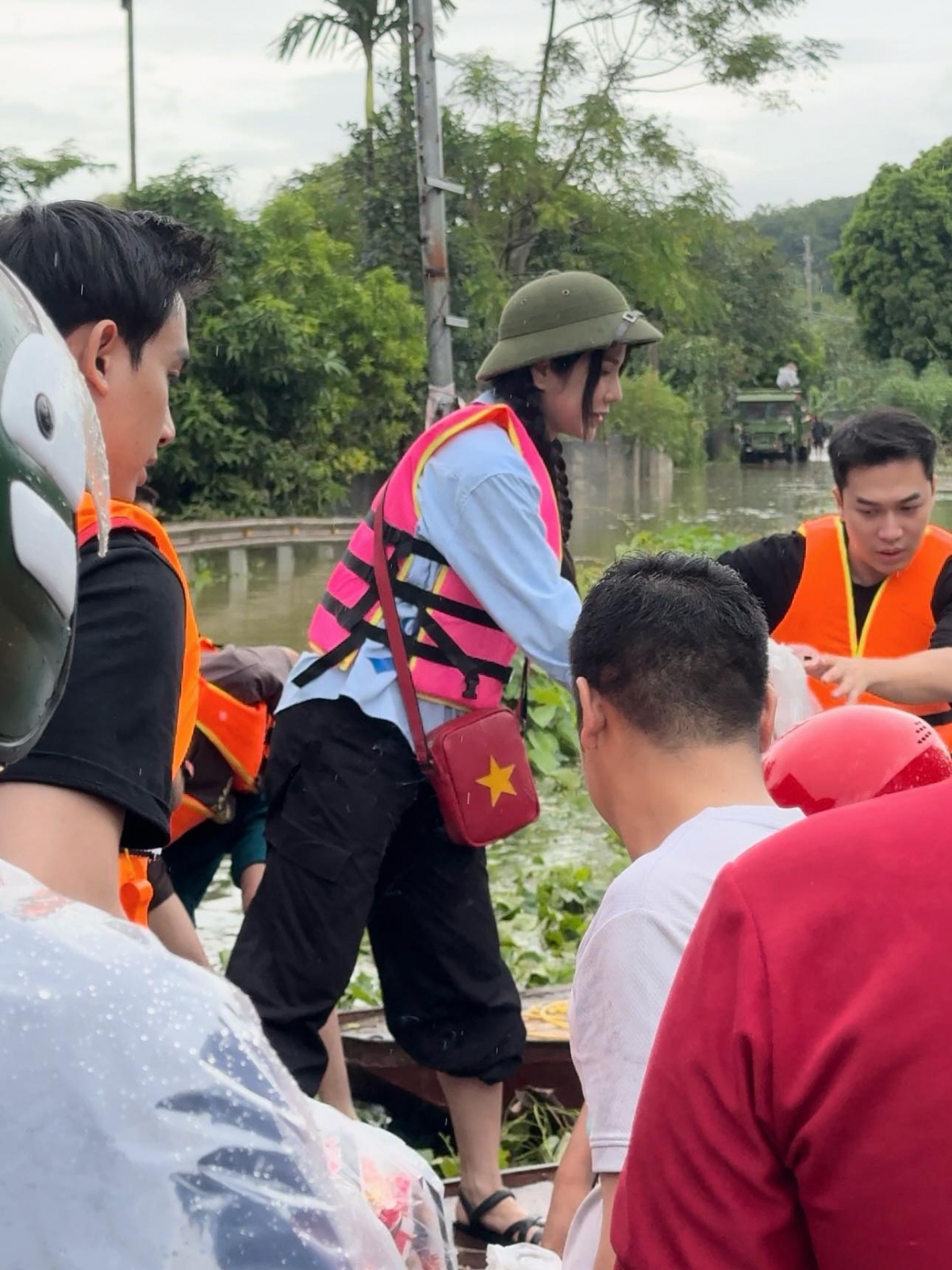 sao viet 13 9 diep lam anh thuc xuyen dem di cuu tro ba con vung lu hinh anh 2