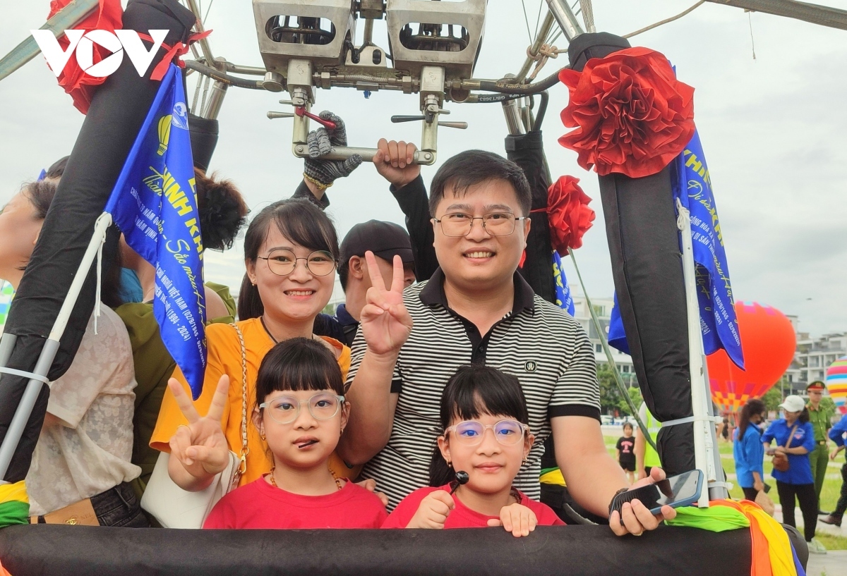 hot air balloon festival marks ha long bay s unesco title recognition picture 5