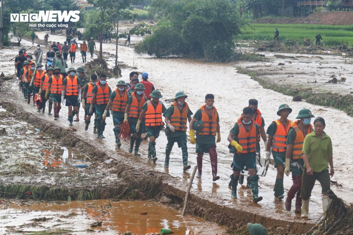 soldiers tirelessly wade through mud in search of flashflood victims picture 5 soldiers tirelessly wade through mud in search of flashflood victims picture 5