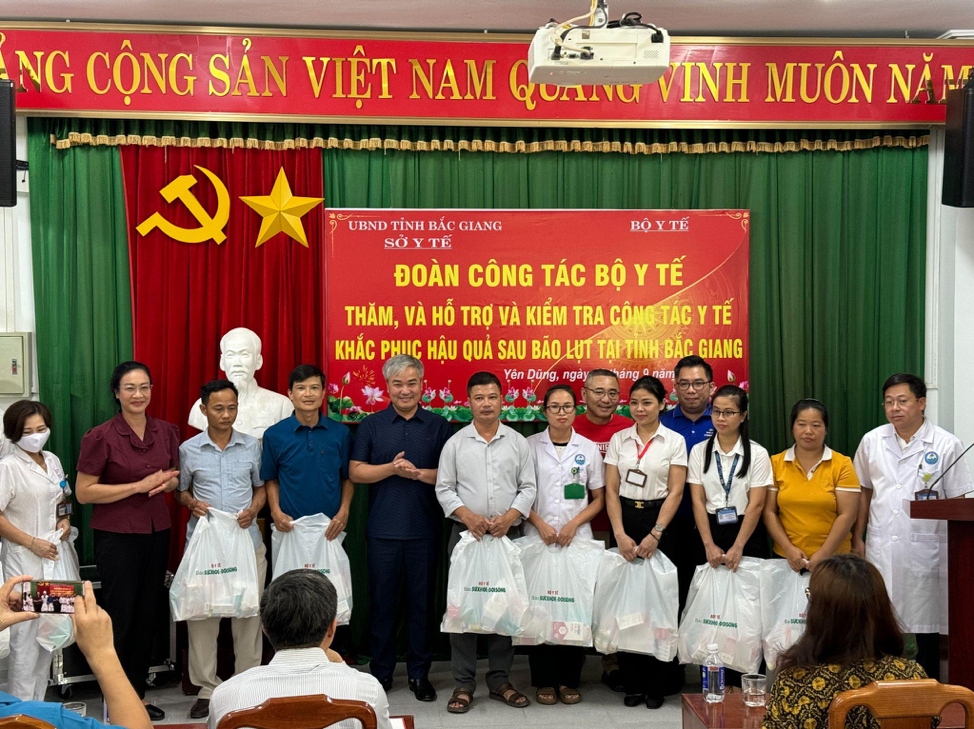 fpt long chau dieu dong nhanh 10 tan thuoc ho tro nguoi dan vung bao lu hinh anh 5