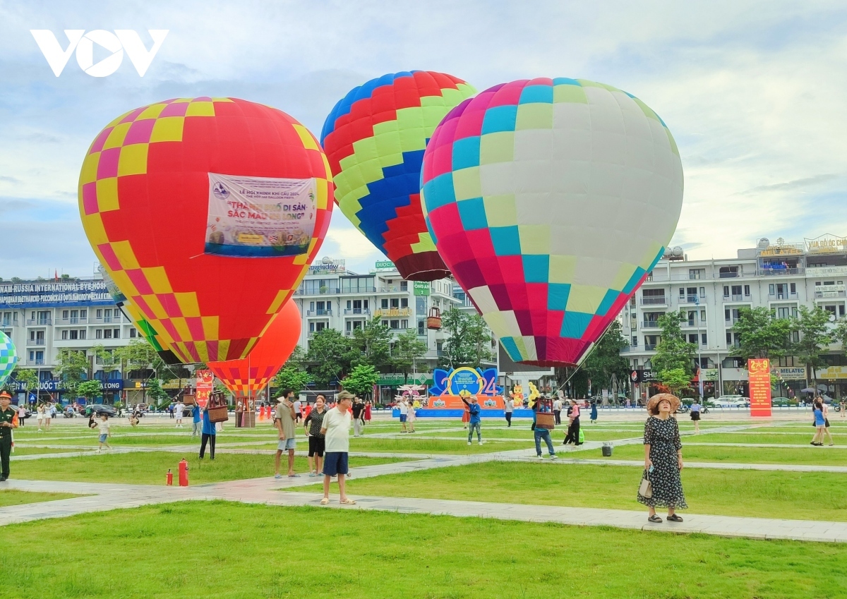 hot air balloon festival marks ha long bay s unesco title recognition picture 6