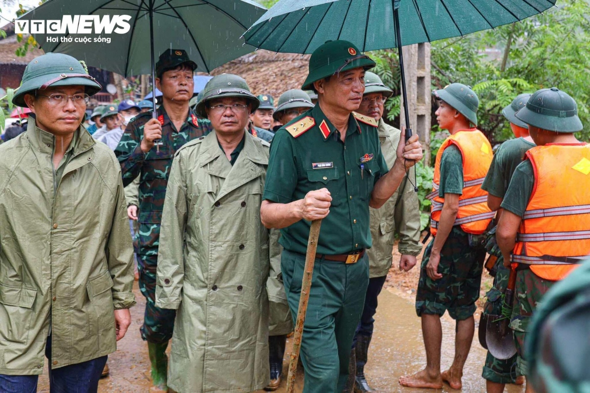 soldiers tirelessly wade through mud in search of flashflood victims picture 6 soldiers tirelessly wade through mud in search of flashflood victims picture 6