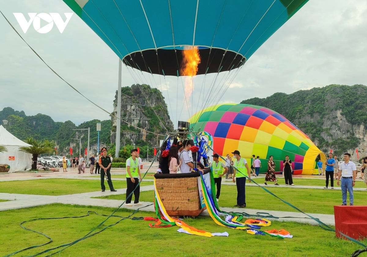 hot air balloon festival marks ha long bay s unesco title recognition picture 7