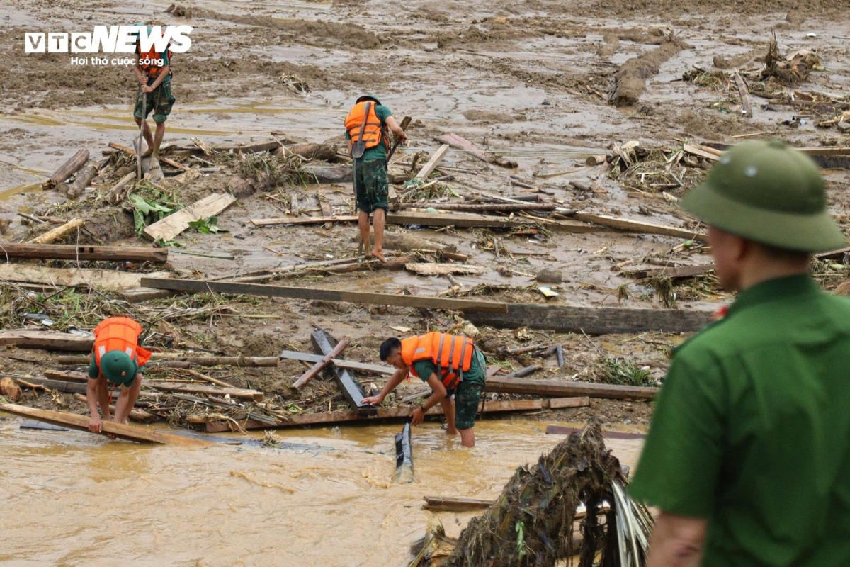 soldiers tirelessly wade through mud in search of flashflood victims picture 7 soldiers tirelessly wade through mud in search of flashflood victims picture 7