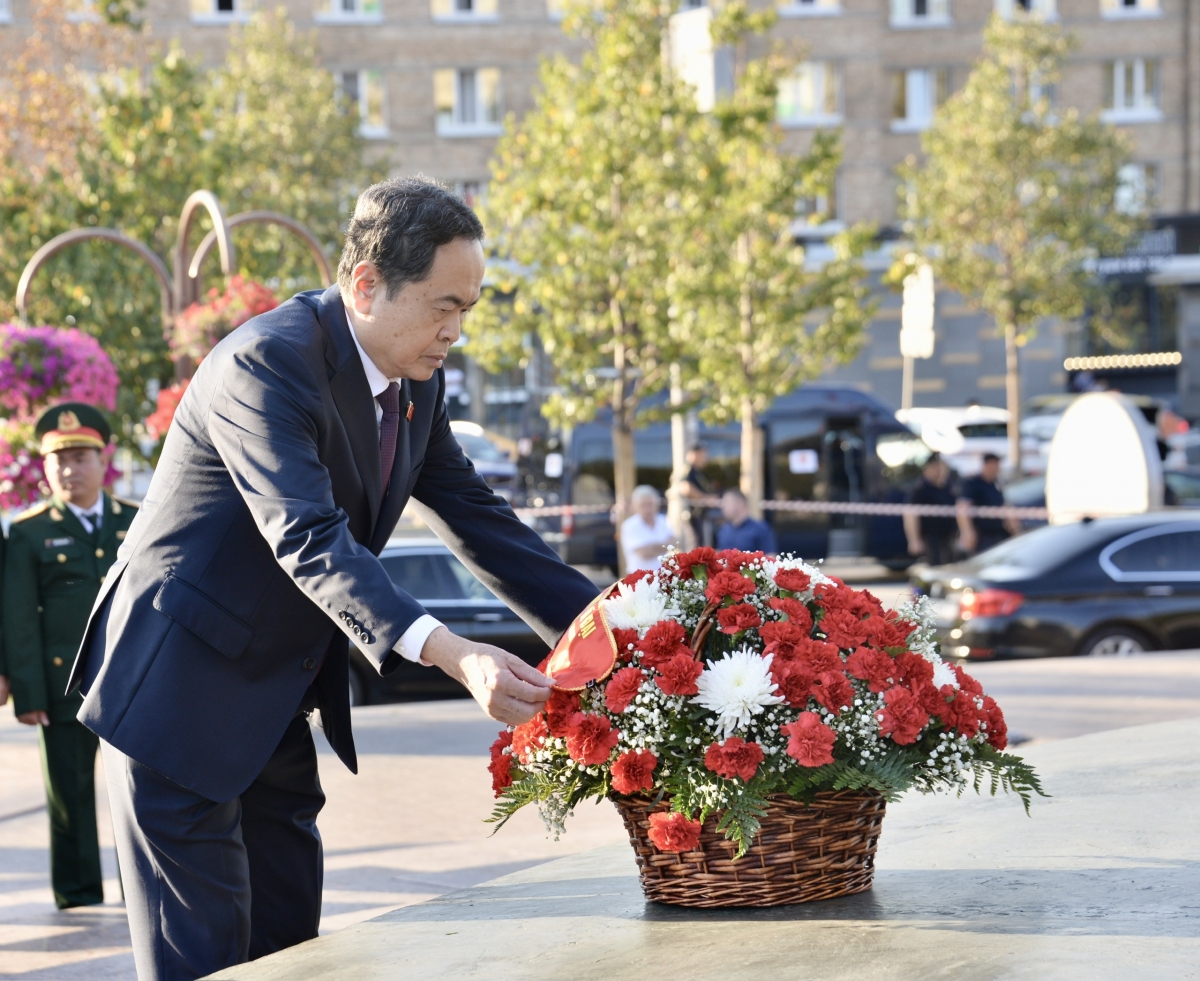 Chủ tịch Quốc hội Trần Thanh Mẫn dâng hoa tại Tượng đài Chủ tịch Hồ Chí Minh ở Moscow