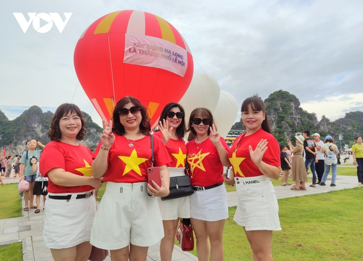 hot air balloon festival marks ha long bay s unesco title recognition picture 8