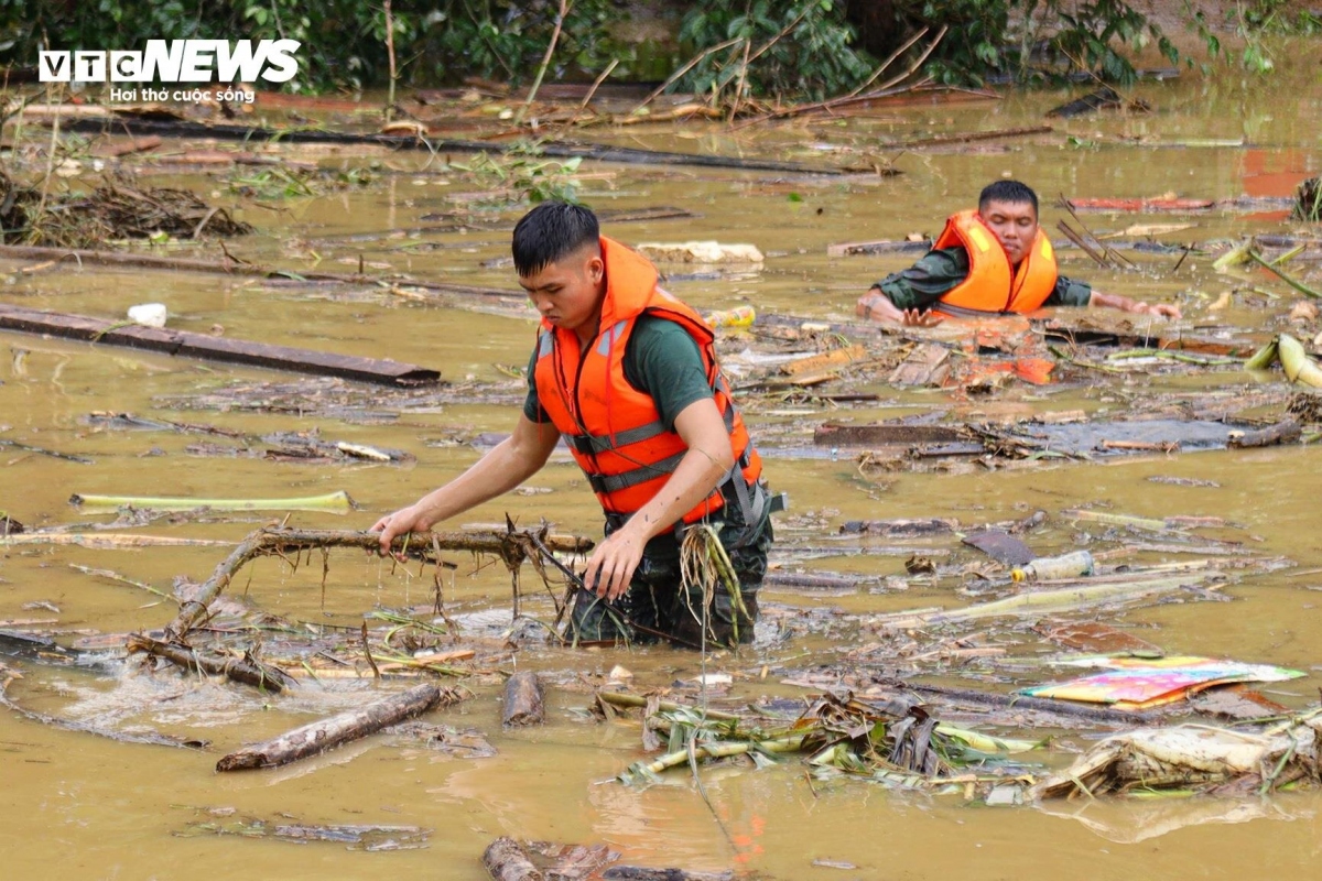 soldiers tirelessly wade through mud in search of flashflood victims picture 8 soldiers tirelessly wade through mud in search of flashflood victims picture 8