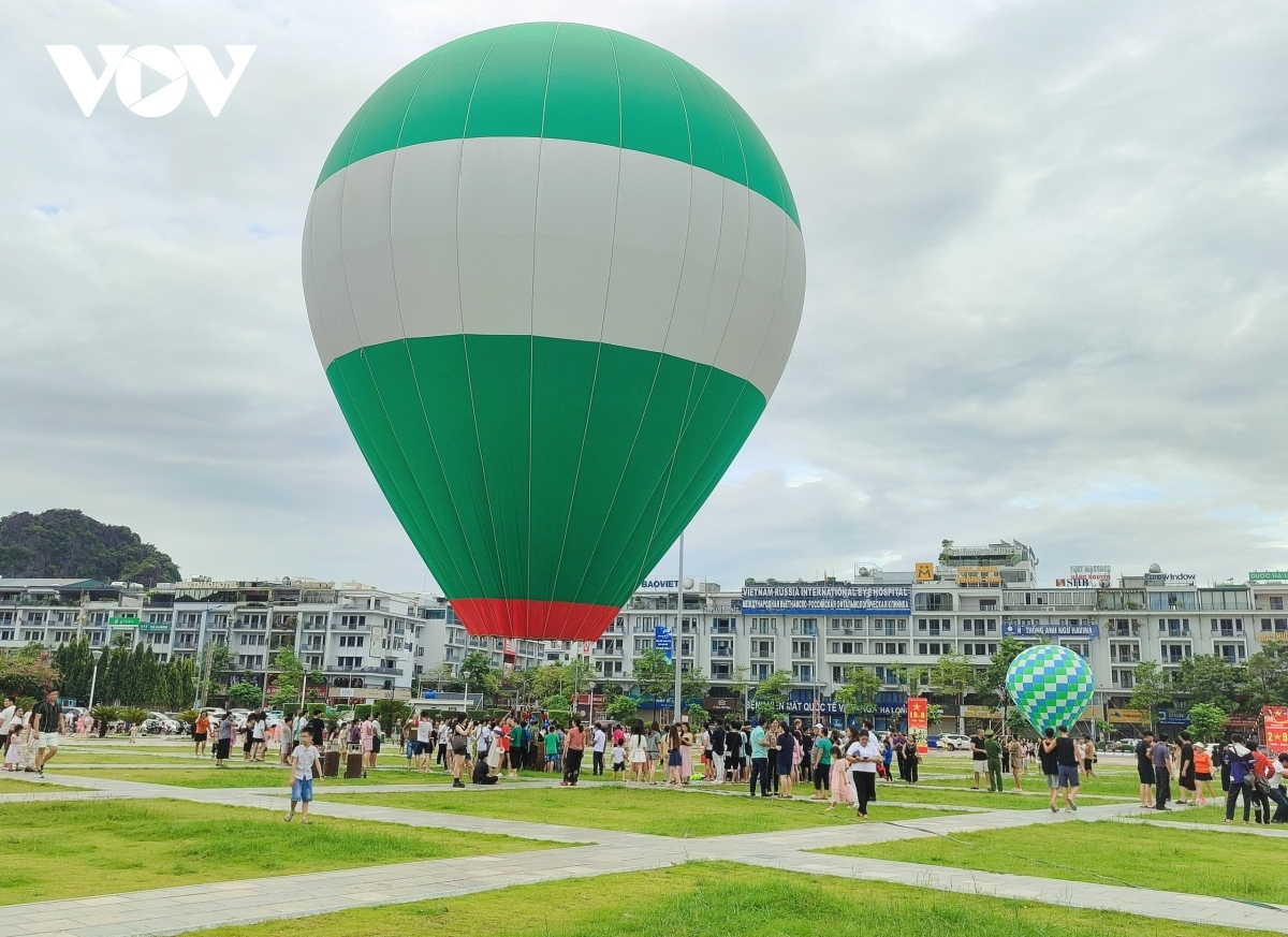 hot air balloon festival marks ha long bay s unesco title recognition picture 9