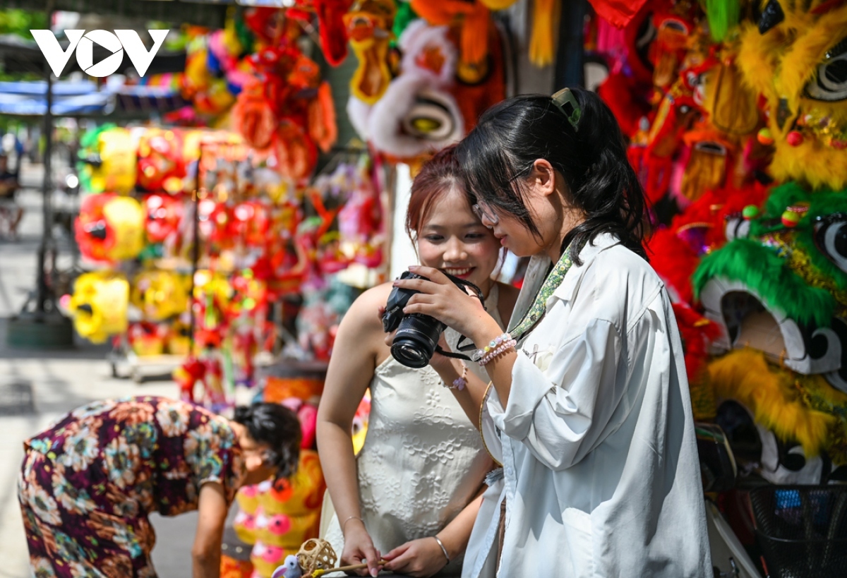 hue toy market rallies for mid-autumn festival 2024 picture 9