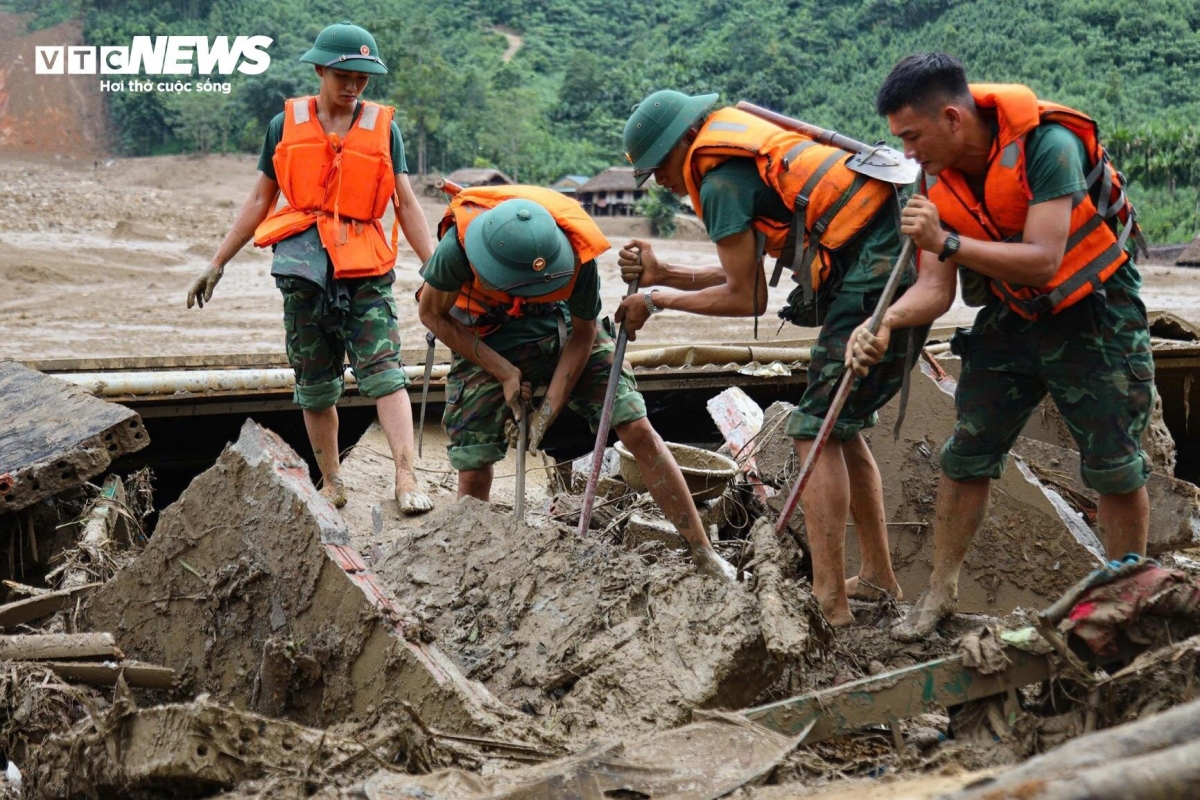 soldiers tirelessly wade through mud in search of flashflood victims picture 9 soldiers tirelessly wade through mud in search of flashflood victims picture 9