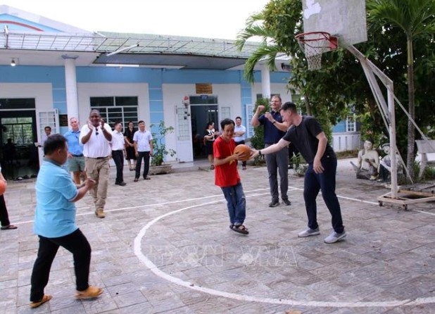 us ambassador visits, engages in sports activities with ao victims in da nang picture 1