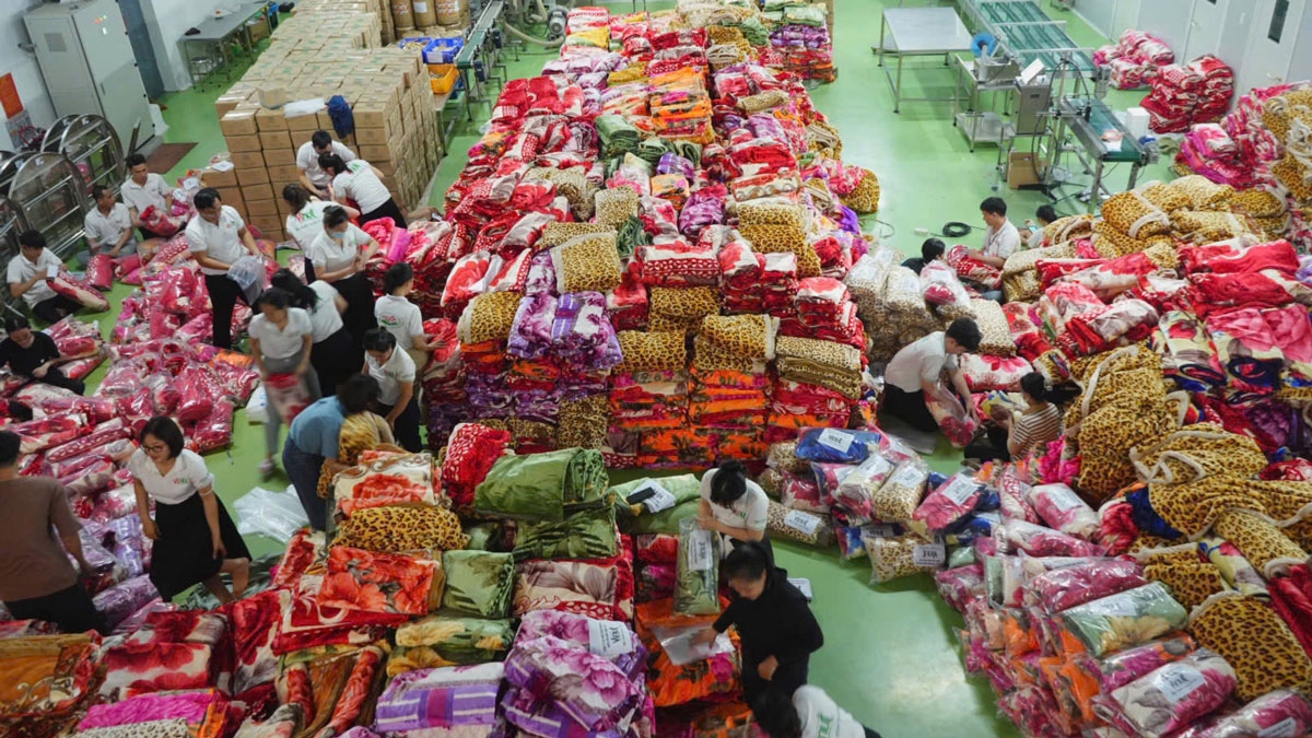 nghia cu dep cua doanh nghiep binh duong voi dong bao lu lut hinh anh 1