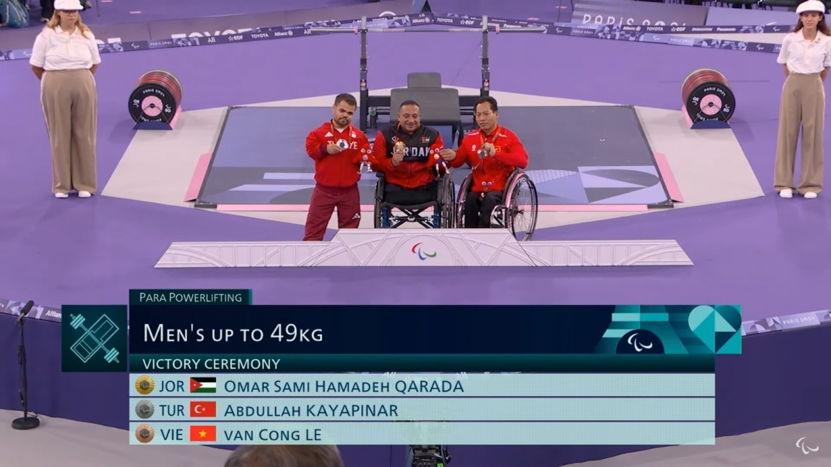 powerlifter le van cong brings home bronze from paris paralympics 2024 picture 1