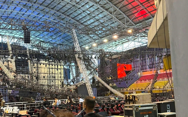 miss cosmos 2024 stage collapses in hcm city, contestants stay safe picture 1