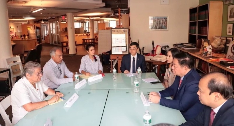 party official meets with communist party usa in new york picture 1