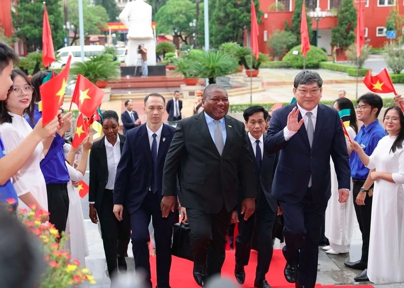 mozambican president tours ho chi minh national academy of politics picture 1