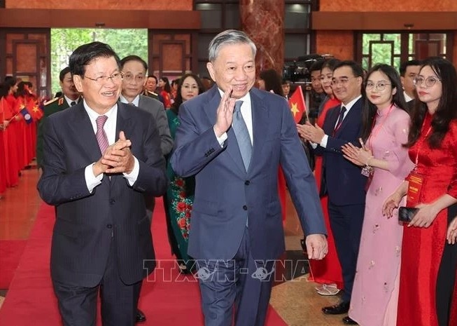 lao leader meets with former vietnamese volunteer soldiers picture 1