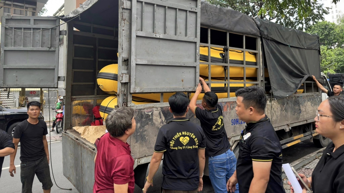 hcm city delivers relief supplies to disaster hit people in northern localities picture 1