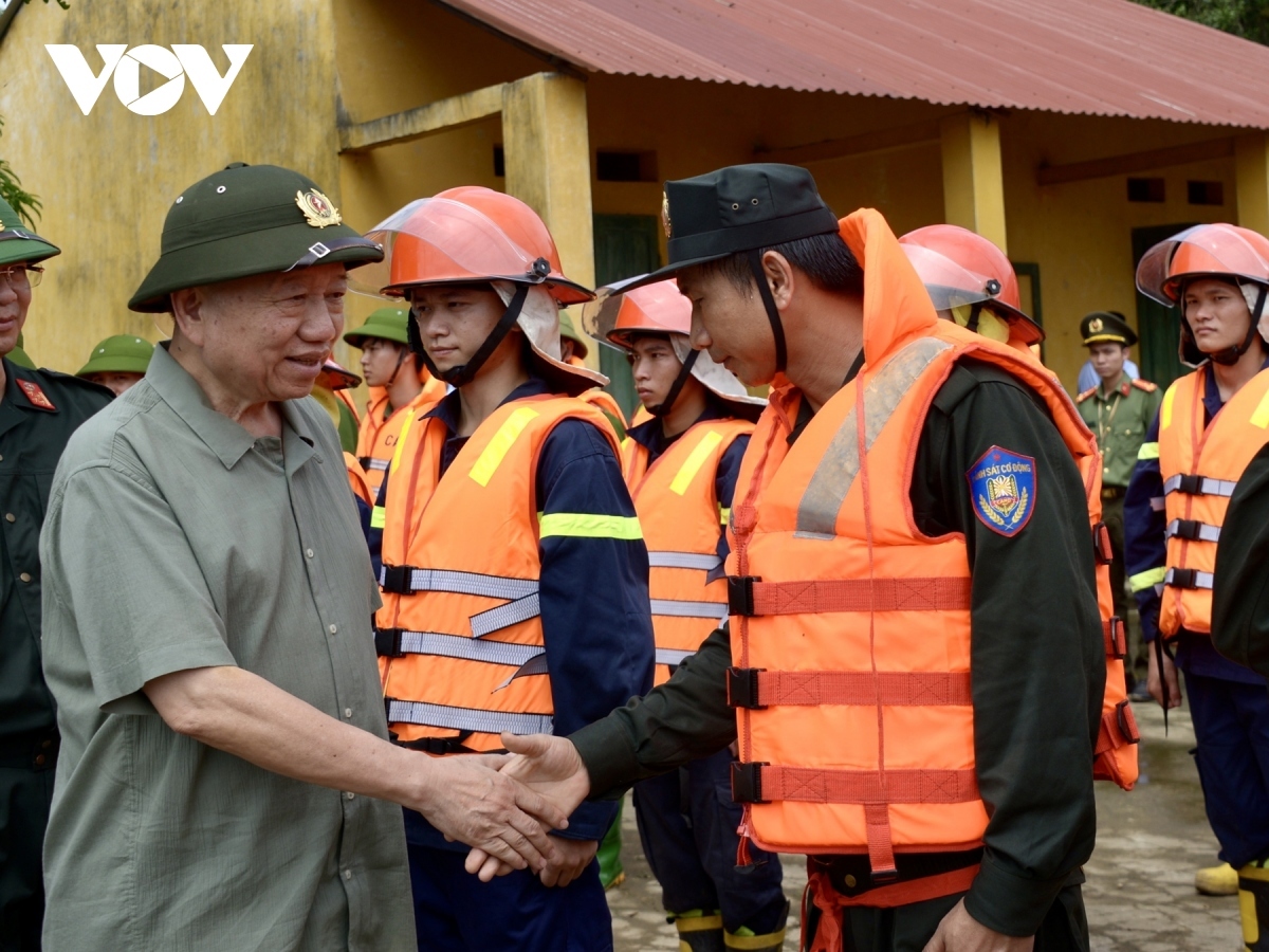 top party, state leader makes field trip to flood-hit areas in tuyen quang picture 1