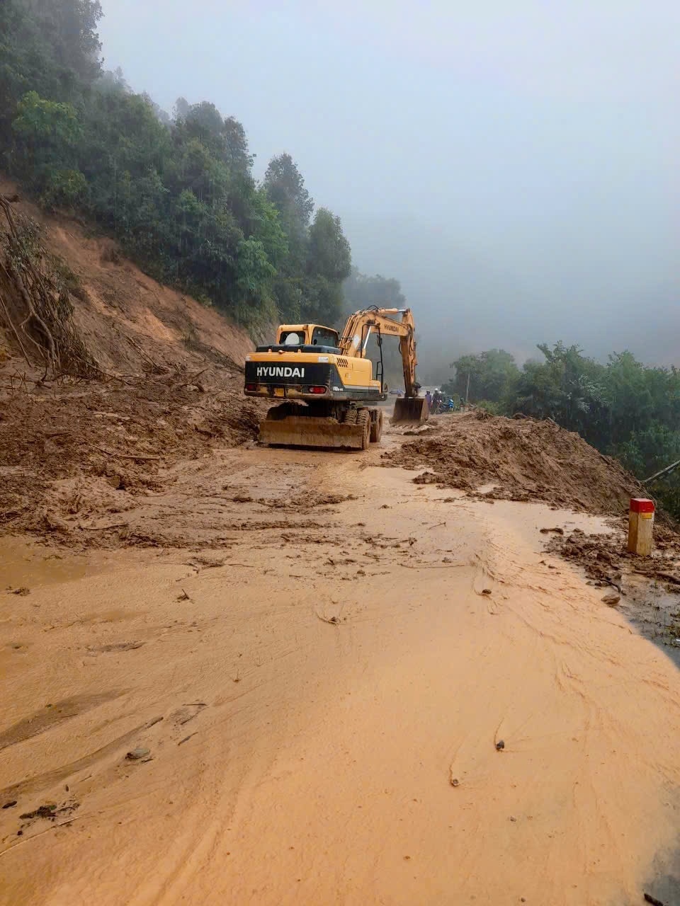 no luc khac phuc, dam bao giao thong tren cac tuyen duong o son la hinh anh 10